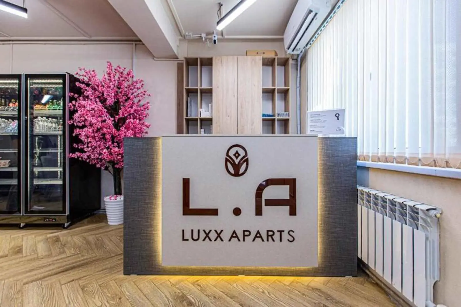 Стойка регистрации Luxx Aparts, вид сбоку, Алматы