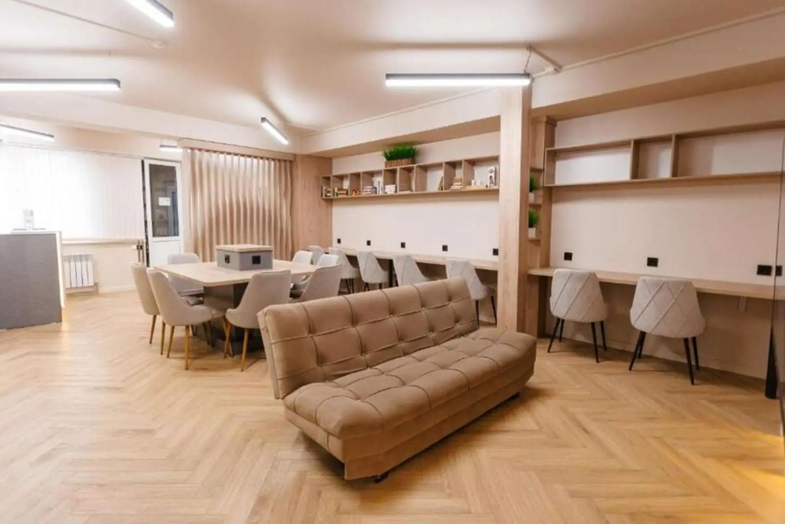 Лаундж Luxx Aparts с диваном и столами для работы, Алматы