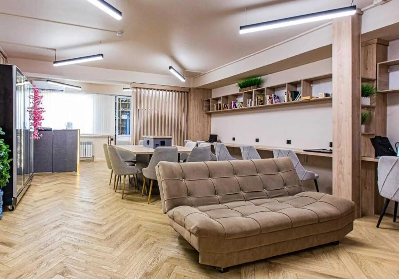 Лаундж и коворкинг хостела Luxx Aparts в Алматы: диван и рабочие места